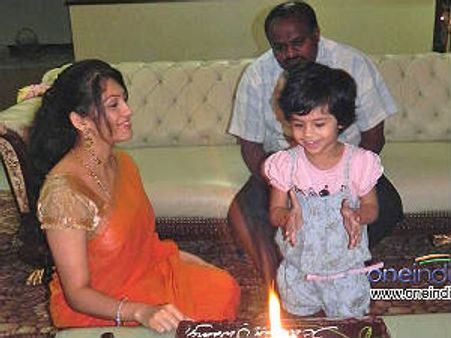 ರಾಜಕೀಯಕ್ಕೆ ಬರೋಲ್ಲ: ರಾಧಿಕಾ ಕುಮಾರಸ್ವಾಮಿ ಘೋಷಣೆ