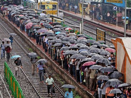 ಚಿತ್ರಗಳಲ್ಲಿ: ಅರೆ ! ಎಲ್ನೋಡಿದ್ರು ಛತ್ರಿಗಳು ಐತ್ರಿ