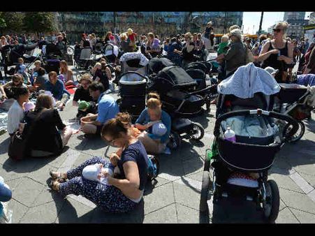 ಚಿತ್ರ: ನಡುರಸ್ತೆಯಲ್ಲಿ ಸ್ತನ್ಯಪಾನ, ವಿಶಿಷ್ಟ ಪ್ರತಿಭಟನೆ