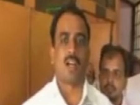 ಮಹಿಳೆಯೊಂದಿಗೆ ಸಿಕ್ಕಿಬಿದ್ದ ಸತ್ಯಾನಂದ ವಿರುದ್ಧ ದೂರು