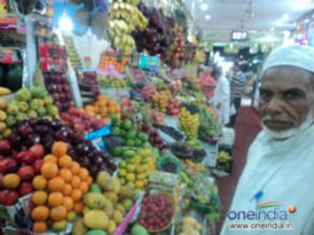 ರಸೆಲ್ ಮಾರ್ಕೆಟ್ ಹೂಹಣ್ಣು ಮನೆ ಮುಂದಿನ ಬೃಂದಾವನ