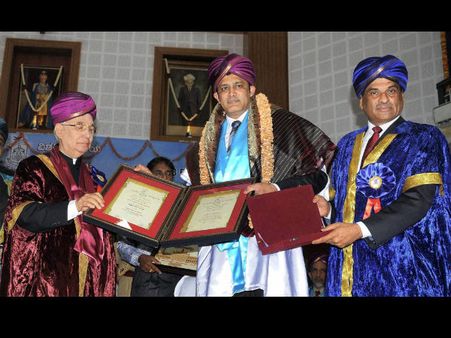 ಚಿತ್ರಗಳಲ್ಲಿ: ಕುಂಬ್ಳೆಗೆ ಮೈಸೂರು ಪೇಟ, ವಿವಿ ಗೌರವ