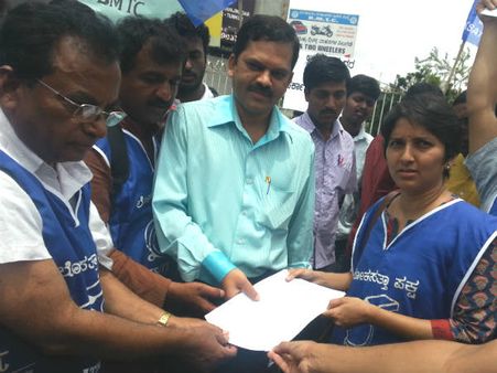 ಬಸ್ ದರ ಏರಿಕೆ ವಿರೋಧಿಸಿ ಲೋಕಸತ್ತಾ ಪ್ರತಿಭಟನೆ