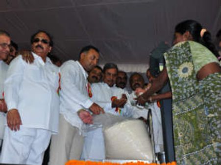 ಅನ್ನಭಾಗ್ಯಕ್ಕಾಗಿ ಪೊಲೀಸರ ಅಕ್ಕಿಗೆ ಕುತ್ತು!