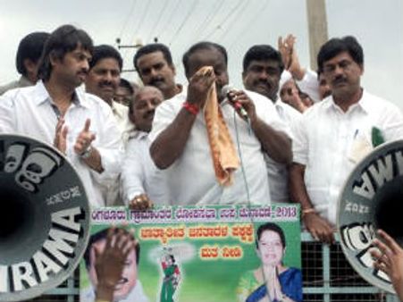 ಮತ್ತೆ ಕಣ್ಣೀರು ಹರಿಸಿದ ಎಚ್ ಡಿ ಕುಮಾರಸ್ವಾಮಿ