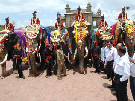 ಮೈಸೂರು ಅರಮನೆಗೆ ಆಗಮಿಸಿದ ಗಜಪಡೆಗೆ ಭವ್ಯ ಸ್ವಾಗತ