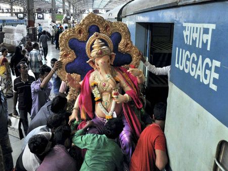 ಸಾರ್ವಜನಿಕ ಗಣೇಶೋತ್ಸವದಲ್ಲಿ ಬೀದಿ ಪಾಲಾದ ಗಣೇಶ