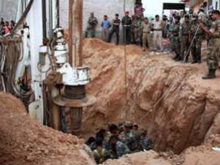 ತಮಿಳುನಾಡು : ಕೊಳವೆ ಬಾವಿಗೆ ಬಿದ್ದ ಬಾಲಕಿ