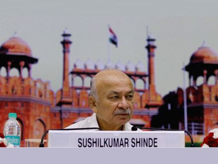 ಮುಸ್ಲಿಂ ಯುವಕರನ್ನು ಬಂಧಿಸಬೇಡಿ: ಶಿಂದೆ ಫರ್ಮಾನು