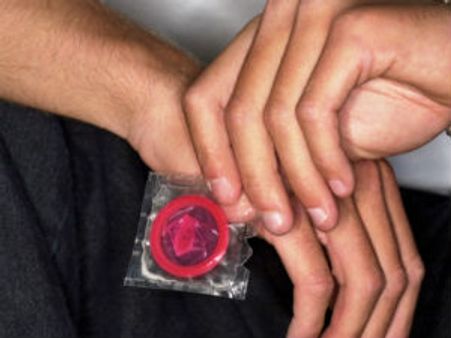 ಸರಕಾರಿ ಕಾಂಡೋಮ್ ಬಳಸುವವರು ಕಮ್ಮಿಯಾಗ್ತಿದ್ದಾರೆ!