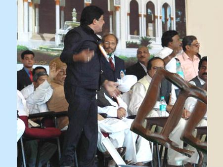 ಜಮೀರ್ ತ್ರಿಶಂಕು ಸ್ಥಿತಿಯೂ, ಎಚ್ಡಿಕೆ ಬ್ರೇಕಿಂಗ್ ನ್ಯೂಸು