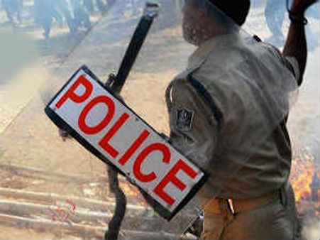 ಸರಗಳ್ಳನ ಬಳಿ ಚಿನ್ನಾಭರಣ ಲೂಟಿ, ಪೇದೆ ಜೈಲಿಗೆ!