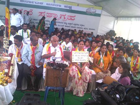 ಧರಣಿ ವೇದಿಕೆಯಲ್ಲಿ ಕುಗ್ಗುತ್ತಿರುವ ಯಡಿಯೂರಪ್ಪ ಬಲ