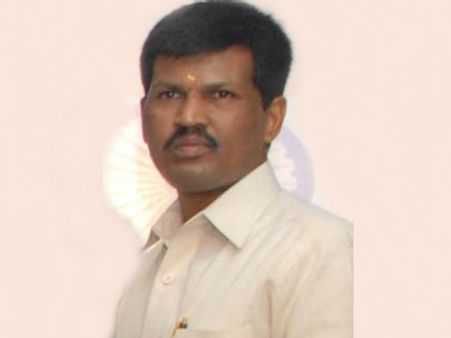 ಮಾಜಿ ಸಚಿವ ಗೂಳಿಹಟ್ಟಿಗೆ ಸ್ಮಾರ್ಟ್ ಫೋನ್ ಕೈಕೊಟ್ಟಾಗ