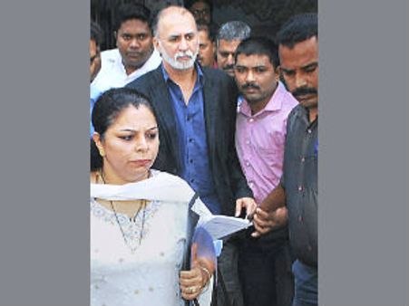 ಮತ್ತೆ ಎಡವಿದ ತೆಹಲ್ಕಾ 'ತರುಣ'ನ ಕೈಗೆ ಭಗವದ್ಗೀತೆ!