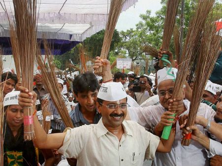 ಭ್ರಷ್ಟರ ವಿರುದ್ಧ ಪೊರಕೆ ಎತ್ತಿದ ಕೇಜ್ರಿವಾಲ್ 'ಹೀರೋ'!