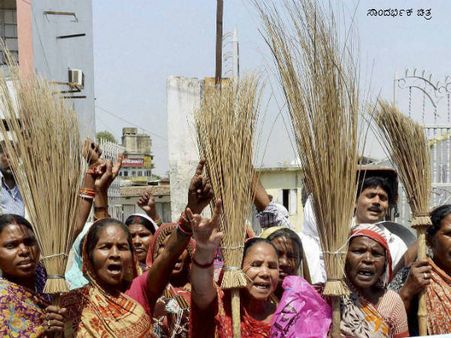ಬೆಂಗಳೂರಿನಲ್ಲಿ ಪೊರಕೆ ಬೆಲೆಯಲ್ಲಿ ದಿಢೀರನೆ ಏರಿಕೆ!