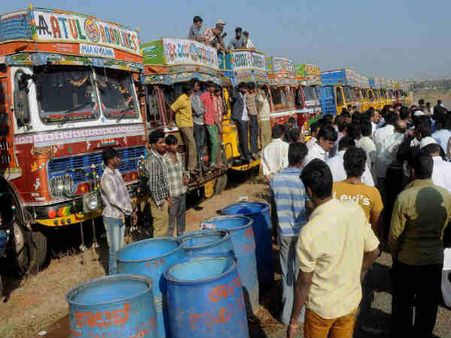 ಮರಳಿಗೆ ಹಾಹಾಕಾರ:ಇಬ್ಬರ ನಡುವೆ ತಬ್ಬಿಬ್ಬಾದ ನಾಗರಿಕ