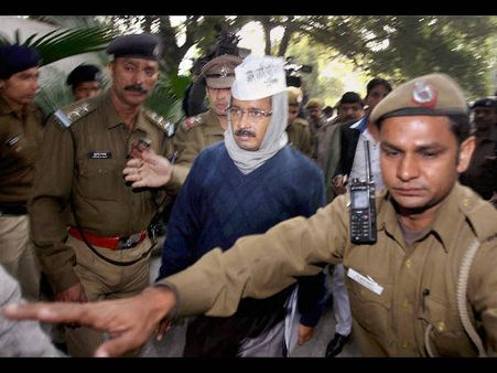 ಧರಣಿ ಪ್ರೊಡಕ್ಷನ್ ಅರ್ಪಿಸುವ ಎಎಪಿ ಸರ್ಕಾರ: ಟ್ವೀಟ್ಸ್