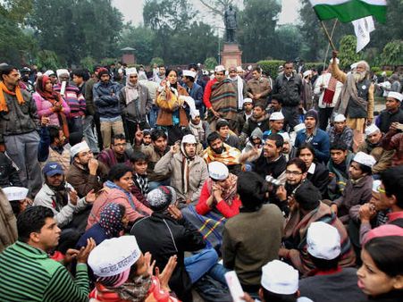 ಕಾರಿನಲ್ಲೇ ಸಚಿವ ಸಂಪುಟ ಸಭೆ ಆರಂಭಿಸಿದ ಕೇಜ್ರಿವಾಲ್