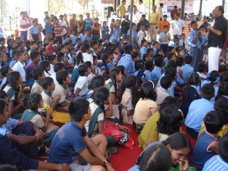 ಸಾಯುತ್ತಿರುವ ಕೆರೆಗೆ ಬಣ್ಣದ ಜೀವ ತುಂಬಿದ ಮಕ್ಕಳು