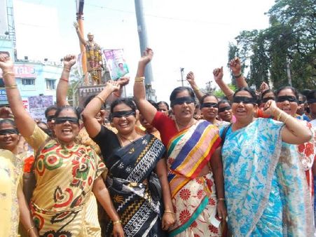 ಚಿತ್ರಸುದ್ದಿ: ಒಡೆದ ಮನೆ ಆಂಧ್ರದಲ್ಲಿ ನೋವು-ನಲಿವು