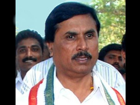 ಹೊಸ ಚಪ್ಪಲಿ ಖರೀದಿಸಿದ ಮುಖ್ಯಮಂತ್ರಿ ಸಿದ್ದರಾಮಯ್ಯ!