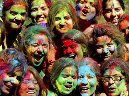 ಕನಸುಗಳಿಗೂ ಬಣ್ಣ ಹಚ್ಚುವ ಕಾಮನಹಬ್ಬ ಹೋಳಿ