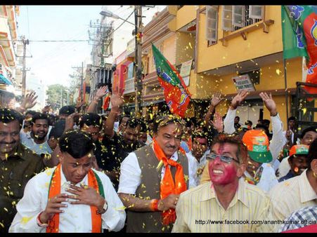 ಚಿತ್ರಗಳಲ್ಲಿ : ವಿಜಯನಗರದಿಂದ ಅನಂತ್ 'ವಿಜಯ ಯಾತ್ರೆ'