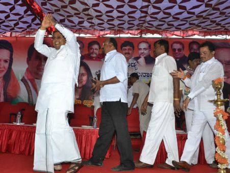 ಗೌಡರ ಕಣ್ಣೀರು ಬಡವರಿಗಾಗಿ ಅಲ್ಲ ಮಕ್ಕಳಿಗಾಗಿ: ಸಿದ್ದು