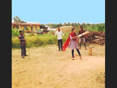 ಮಂಡ್ಯ ರಾಜಕೀಯ ಕಿರಿಕಿರಿ ಮಧ್ಯೆ ಕ್ರಿಕೆಟ್ ಆಡಿದ ರಮ್ಯಾ!