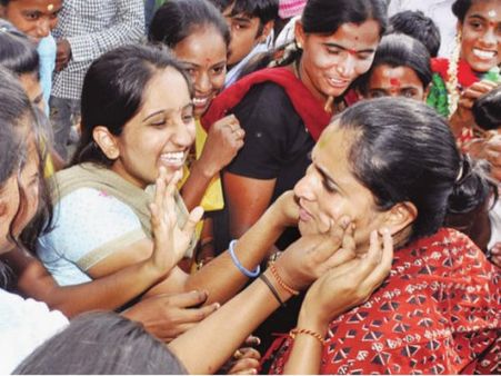 ಹಿರಿಯರ ಸಮ್ಮುಖದಲ್ಲಿ ಎರಡು ಹನಿ ಕಣ್ಣೀರು ಹಾಕಿದ ರಮ್ಯಾ