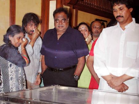 ತಾಯಿಯ ಚಿತೆಗೆ ಅಗ್ನಿ ಸ್ಪರ್ಶ ಮಾಡಿದ ಮಧು ಬಂಗಾರಪ್ಪ