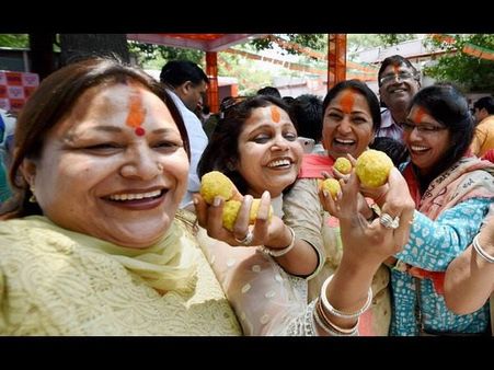 ಮೋದಿ ಭಕ್ತರಿಂದ ಮೀನು, ಲಡ್ಡು, ಮಾವು ಹಂಚಿಕೆ