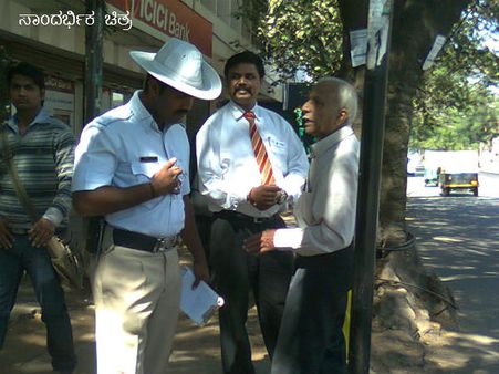 ಹಾಡಿ ಹೊಗಳದ ಟ್ರಾಫಿಕ್ ಸಿಗ್ನಲ್ ಹೀರೋಗಳು