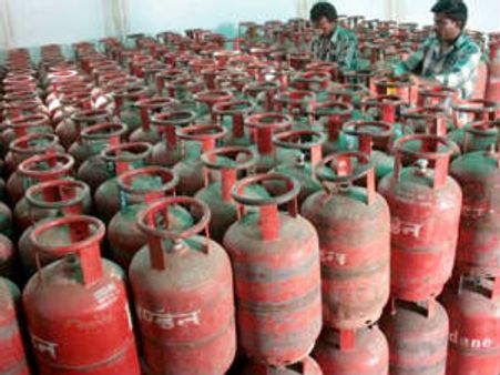 ಗ್ಯಾಸ್ ದರ ಅಲ್ಪ ಇಳಿಕೆ: ಗ್ರಾಹಕ ಸ್ವಲ್ಪ ಖುಷ್!