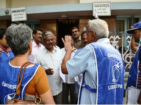 ಸಚಿವರ ಮನೆ ಸುತ್ತ ಕಸ ಎತ್ತಿ ಲೋಕಸತ್ತಾ ಪ್ರತಿಭಟನೆ