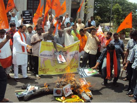 ಧೈರ್ಯ‌ವಿದ್ದರೆ ತಂದೆಯ ಸಮಾಧಿ ಮೇಲೆ ಮೂತ್ರ ಮಾಡಲಿ