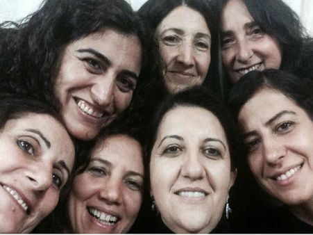 ಈ ಕೂಡಲೇ ನಗುವುದನ್ನು ನಿಲ್ಲಿಸುವಂತೆ ಆಗ್ರಹ