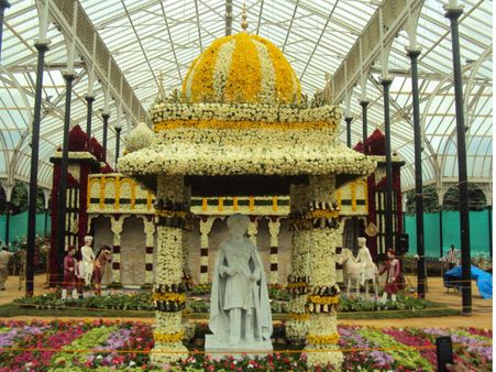 ಲಾಲ್‌ಬಾಗ್‌ನಲ್ಲಿ ಮೈಸೂರು ಅರಮನೆ ನೋಡಿ