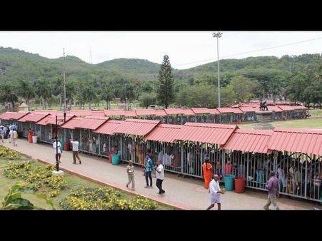 ಸಪ್ತಗಿರಿ ಒಡೆಯನ ನೋಡಲು ನೂಕುನುಗ್ಗಲು