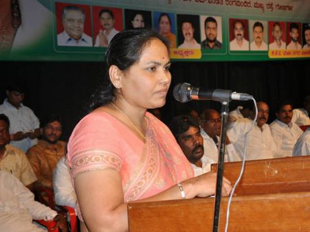 ತಾಕತ್ ಇದ್ರೆ ಮುಸ್ಲಿಂ ಸಂಘಟನೆ ನಿಷೇಧಿಸಿ : ಶೋಭಾ