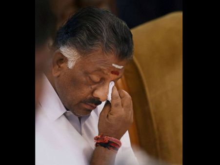 ಕಣ್ಣೀರಿಟ್ಟು ಪ್ರಮಾಣ ವಚನ ಸ್ವೀಕರಿಸಿದ ಪನ್ನೀರ್