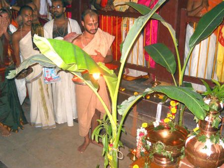 ಸವಣೂರಲ್ಲಿ ಸತ್ಯಾತ್ಮತೀರ್ಥರಿಂದ ನೀರು ತುಂಬುವ ಹಬ್ಬ