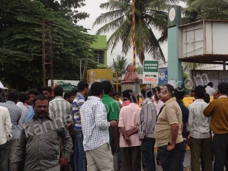 ರಾಜ್ ಪ್ರತಿಮೆಗೆ ಬೆಂಕಿ: ಸ್ಥಳೀಯರು ಹೇಳುವುದೇನು?