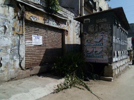 ಇಲ್ಲಿ 'ಕತ್ತೆ'ಗಳು ಮಾತ್ರ ಉಚ್ಚೆ ಹೊಯ್ಯುತ್ತವೆ, ಛೀ!