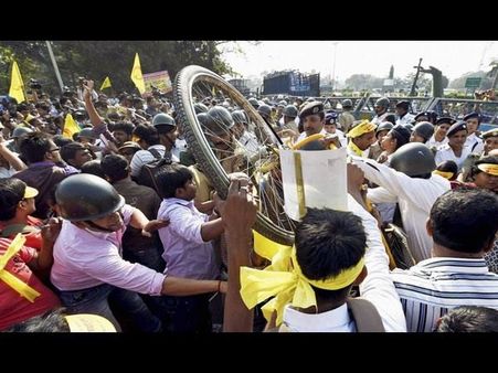 ಚಳವಳಿಗೆ ಮುಂದಾದ ಅಂಗವಿಕಲರಿಗೆ ಲಾಠಿ ಏಟು