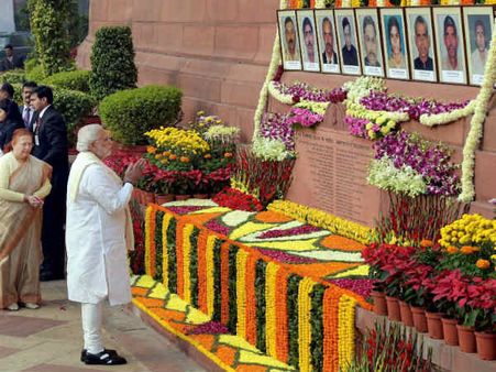 ಚಿತ್ರಗಳಲ್ಲಿ ಸಂಸತ್ ದಾಳಿ ಹುತಾತ್ಮರಿಗೆ ನಮನ