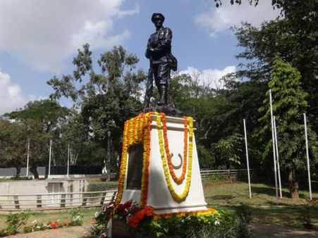 ಬೆಂಗಳೂರು: ವಿಜಯ ದಿವಸ ಆಚರಣೆ, ಹುತಾತ್ಮರ ಸ್ಮರಣೆ