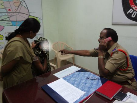 ಉಪನ್ಯಾಸಕನ ಮೇಲೆ ವಿದ್ಯಾರ್ಥಿನಿಯಿಂದ ಆಸಿಡ್ ದಾಳಿ